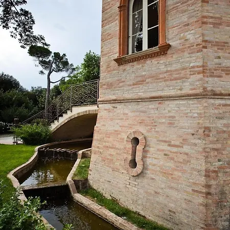 Отель Castello Montegiove