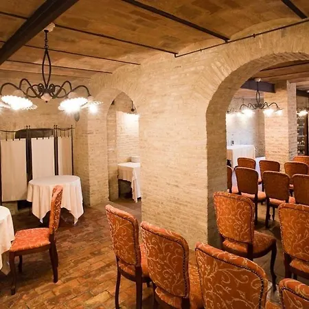 Отель Castello Montegiove