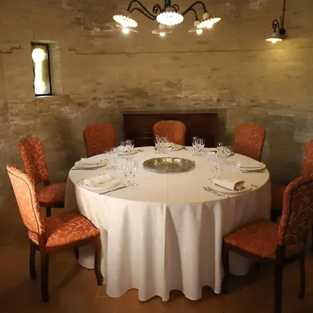 Отель Castello Montegiove 4*