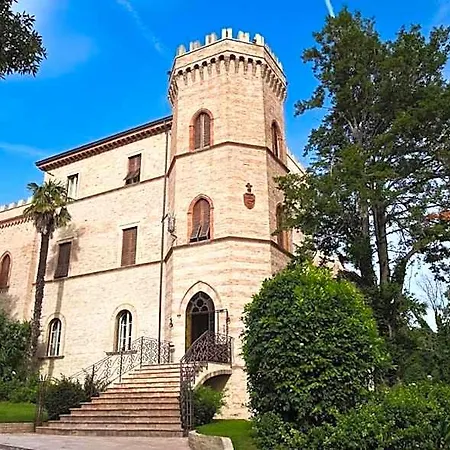 Отель Castello Montegiove 4*