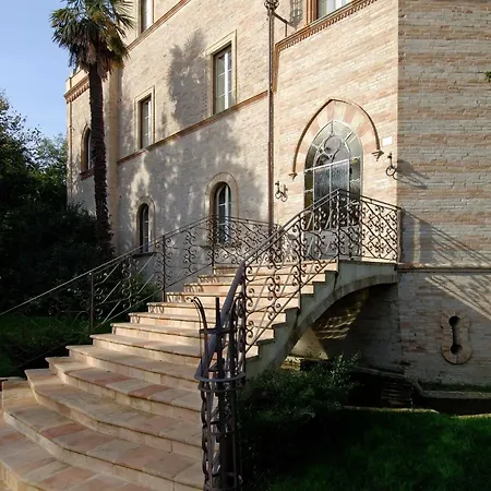 Отель Castello Montegiove 4*